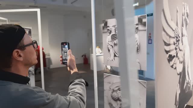 На выставке КАК НАЙТИ ГРИФОНА (1) смотреть онлайн