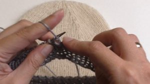 Мастер-класс. Шапка бини спицами с красивой макушкой лопата. Такую макушку  Вы еще не вязали.