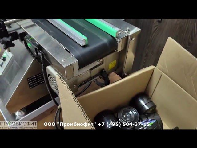 Работа этикетировочной машины с наклейкой этикеток сверху от ООО Промбиофит