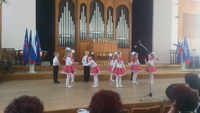 Смешные малыши поют веселую песню. Невозможно не улыбаться