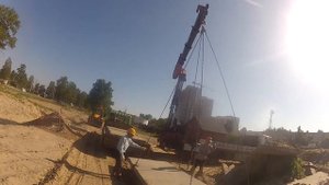 Работа крана-манипулятора на стройке