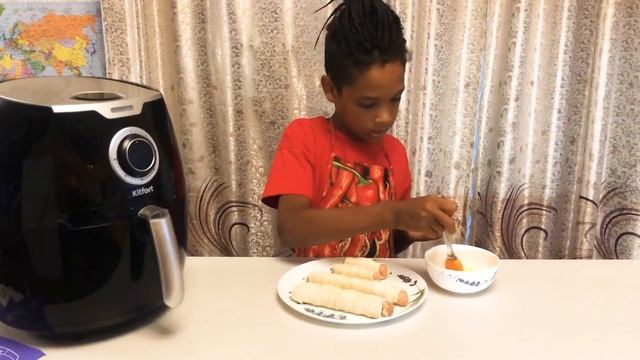 Баттл между сосисками/колбасками/чевапчичами в аэрогрилем Kitfort смотреть онлайн