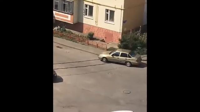 Фасад многоэтажки обрушился на улице Теперика... смотреть онлайн