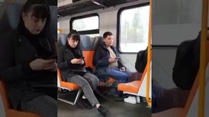 В подмосковной электричке женщина устроила спарринг на ногах с пассажиром.