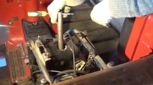 #МотоМаня проверяет воздушный фильтр и меняет свечу в мотороллере муравей.