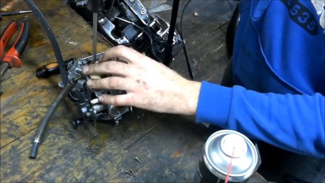 Снятие и чистка карбюратора BSR32 на Suzuki Djebel 250 смотреть онлайн