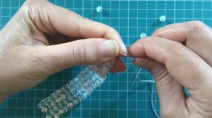 Как сделать браслет _ Как завязать резинку на браслете _ Широкий браслет из бусин.mp4