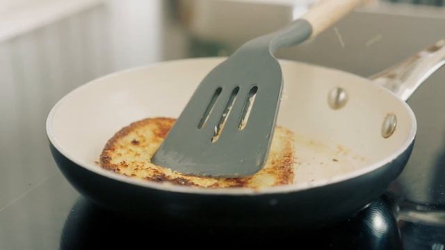 Coconut french toast with hibiscus syrup | KitchenAid UK смотреть онлайн