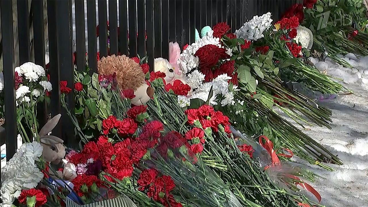 Вечная память 22.03 2024. Цветы к посольству. Цветы погибшим. Цветы у посольства Сербии. Посольство Югославии в Москве.