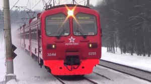 Электропоезд ЭД4М-0255 "Аэроэкспресс" пролетает платформу Мичуринец