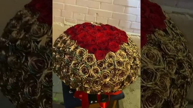 БУКЕТ С РОЗАМИ ЗОЛОТЫМИ И КРАСНЫМИ В ВИДЕ СЕРДЦА