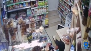 Астраханец с полиэтиленовым пакетом на голове захотел ограбить магазин