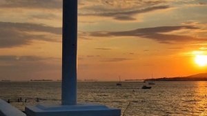 Нашли место для отдыха с палатками. У моря с красивыми закатами.