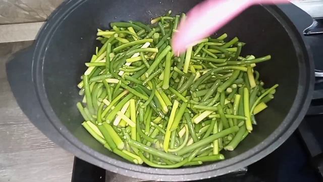 Салат по - корейски из стрелок чеснока.Пикантный, острый на вкус. смотреть онлайн