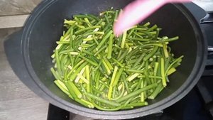 Салат по - корейски из стрелок чеснока.Пикантный, острый на вкус.