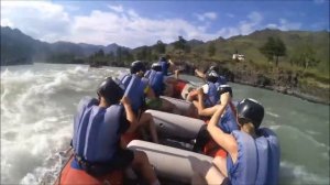 Прохождение порогов на Катуни 3-4 категории сложности.