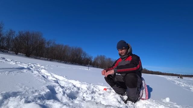 ОКУНЬ РВЕТ ЛЕСКИ!! Балансир или мормышка/ fishing in russia смотреть онлайн