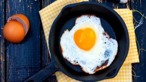 Сколько ЯИЦ можно есть в неделю. Кому нельзя есть КУРИНЫЕ ЯЙЦА? Польза и вред яиц для человека.