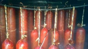 Коптим колбасу;) колбаса в домашних условиях