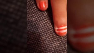 Как сделать маникюр с помощью скотча.