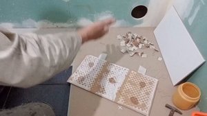 Как приклеить плитку сверху вниз