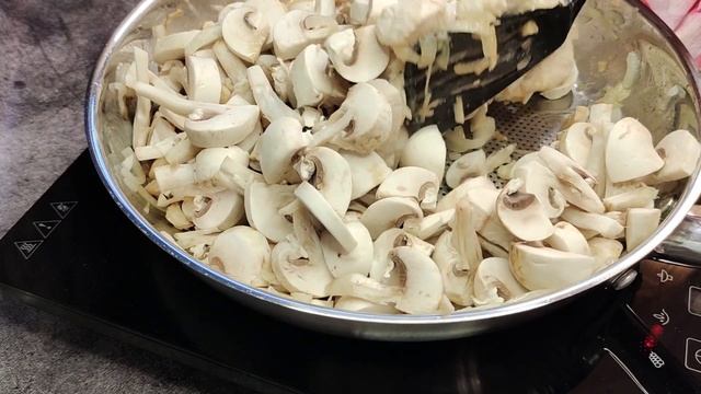 Курица с грибами под соусом а-ля жульен/Ужин на скорую руку смотреть онлайн