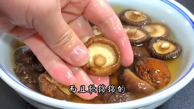 乾香菇加入雞蛋，沒想到這麼好吃，滑嫩入味，我家一周吃六次不膩【阿朝哥美食 】#香菇 #香菇料理 #香菇食品 #香菇食譜 #香菇做法 смотреть онлайн