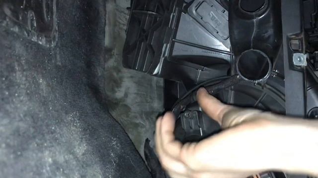 Как снять моторчик печки подробно Passat cc 2.0,b6,b7, где находятся фиксаторы моторчика печки