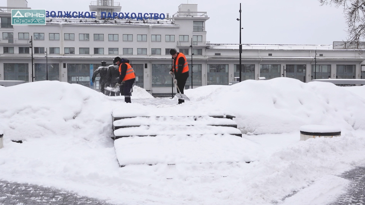 В новгороде выпал снег. Высокие сугробы. Снегопад в Нижнем Новгороде. Весенний снег. Первый снег.