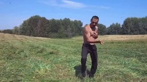 Танцор диско из Зианчуринского района на сенокосе
