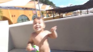 Ребенок 1,5 года принимает душ