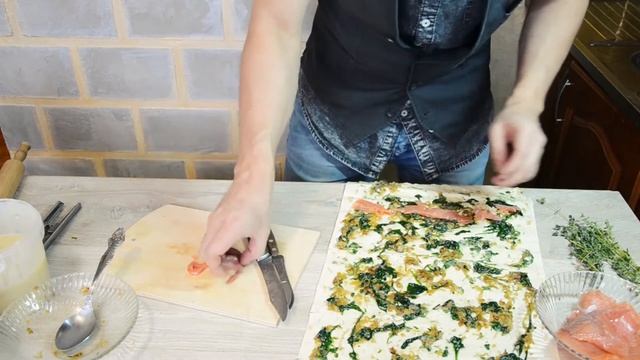Рулет со шпинатом и сёмгой из лаваша