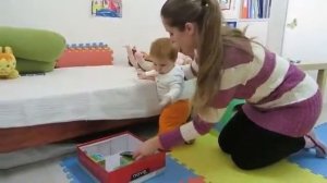 Как научить ребенка садится из положения стоя