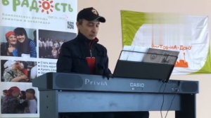 За клавиром Casio