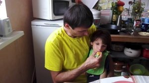 Как научить ребенка пить из трубочки