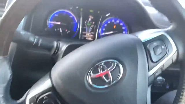 Toyota Camry 2.5 hybrid в максимальной комплектации за разумный бюджет. смотреть онлайн