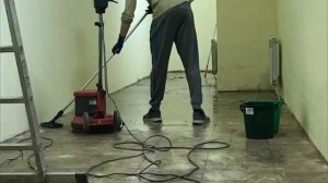 Уборка клея с пола после удаление ковролина