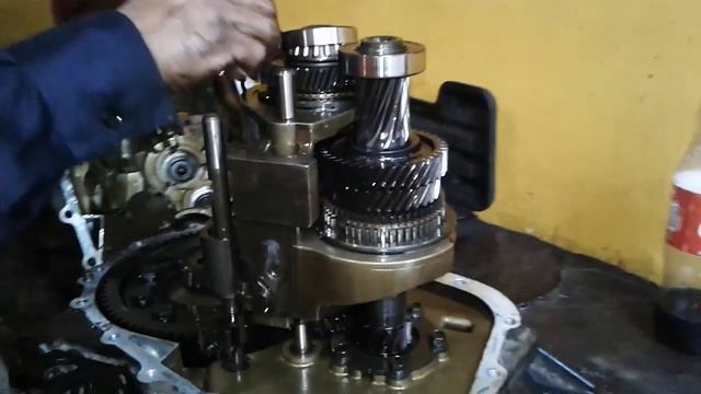 HYUNDAI TUCSON 2008 COMO DESARMAR UNA CAJA DE CAMBIOS QUE NO ENTRA LA 5TA Y EL RETRO смотреть онлайн