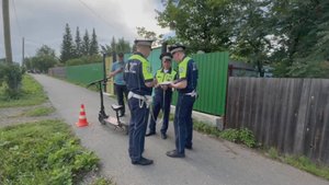 Подросток на электроскутере наехал на юного самокатчика