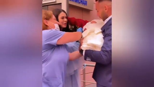 Ирину Пинчук выписали из роддома. Видео смотреть онлайн