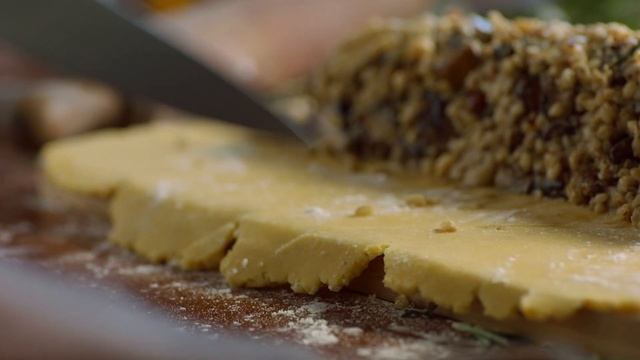 Vegetarian Nut Roast made with the Kenwood Multipro Sense Food Processor смотреть онлайн