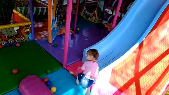 Детский лабиринт - Бегаем играемся. Сюрприз для детей смотреть онлайн