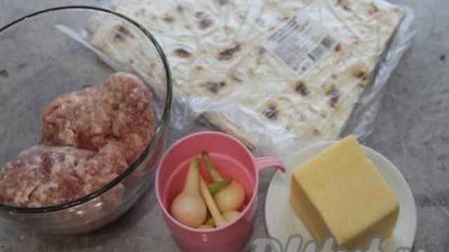 Лаваш с фаршем и сыром на мангале