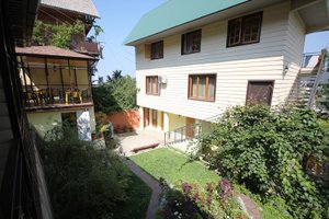 Отдых в Лазаревском частный сектор в центре. Жилье в Лазаревской недорого. «Альпинист» гостевой дом