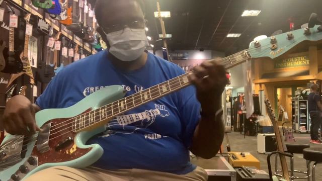 Fender Custom Shop 1966 Jazz смотреть онлайн