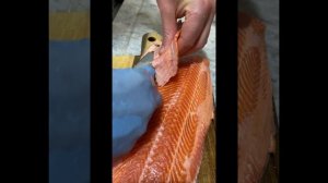 Красотка форель, мы ее заготавливаем для дальнейшей засолки и вяления, прежде замораживаем в вакуум