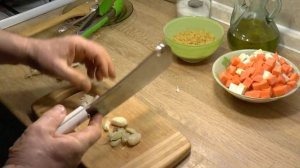 Куриные бёдра тушёные с овощами и макаронами в сковороде | Просто, быстро, вкусно!