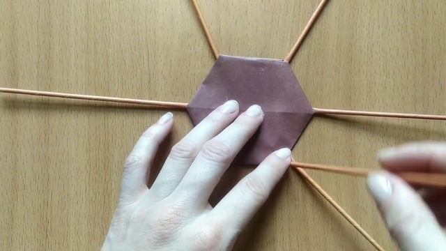 Подставка для карандашей и ручек из цветной бумаги. Мастер-класс/Stand for pencils and pens made
