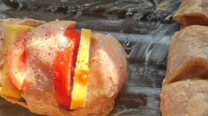 запечённая куриная грудка с сыром и помидорами