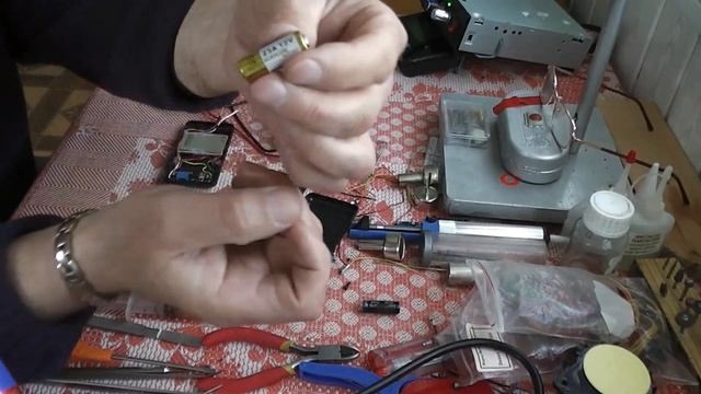 Запитываем мультиметр от батареи мобильника.